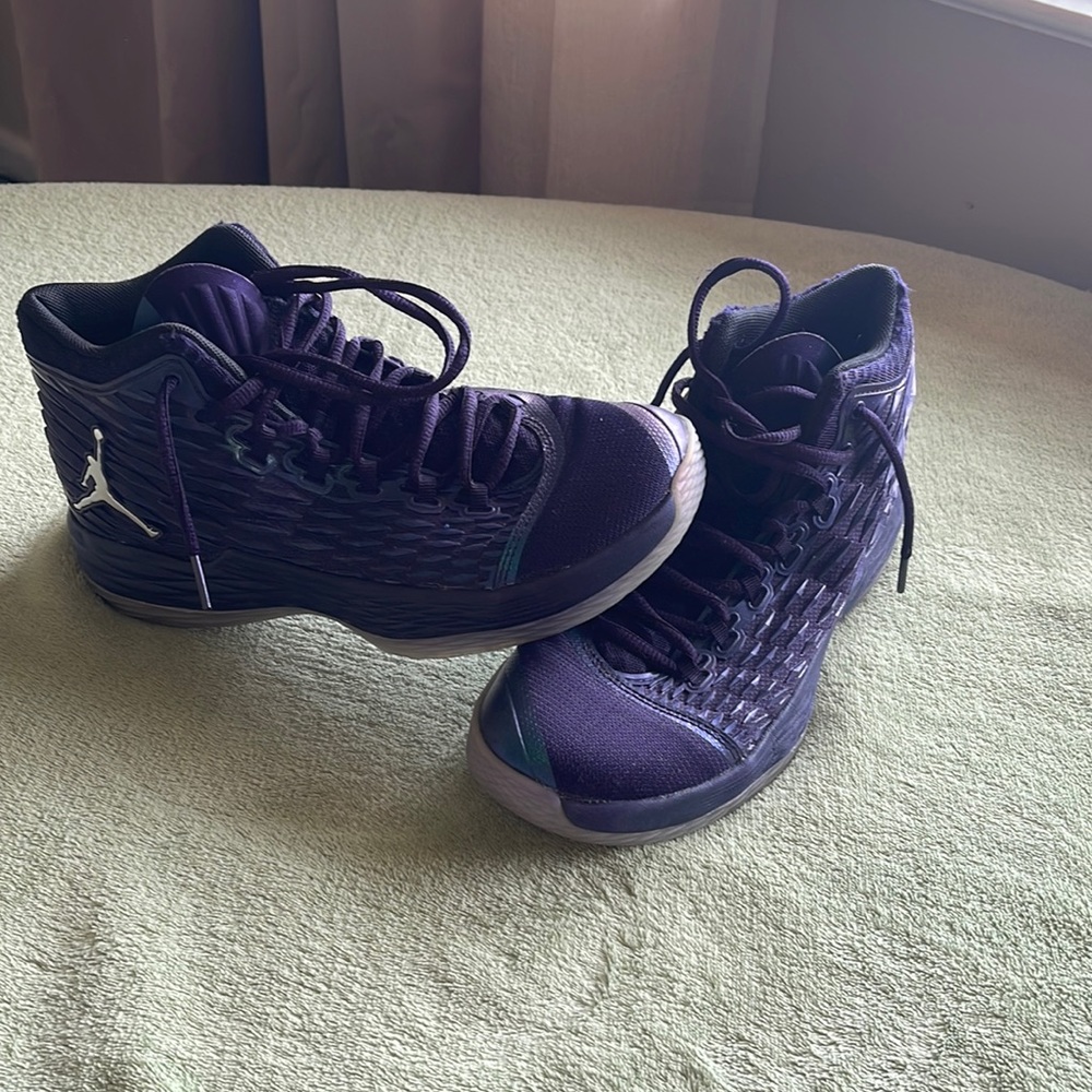 -Jordan’s size 6 1/2 youth